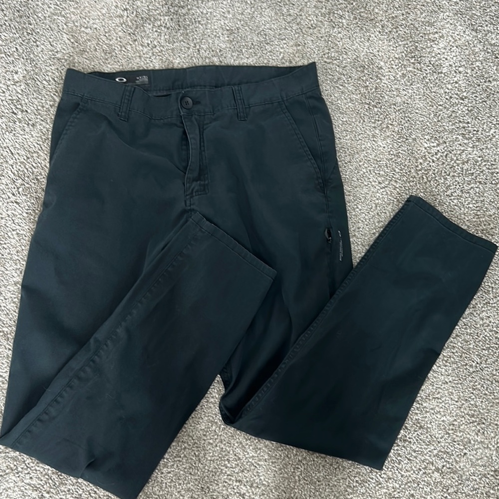 Men’s Navy Oakley pants. Slim tapered fit. 34 W / 32 L